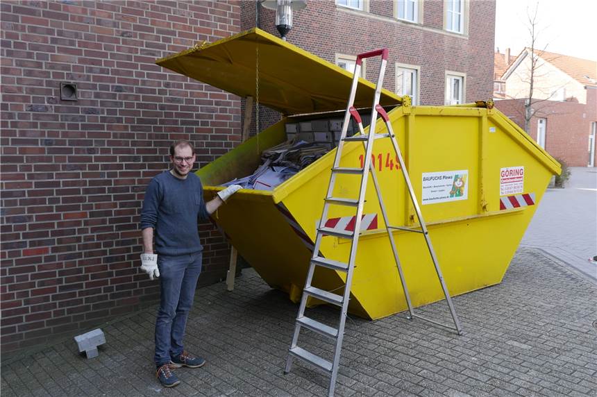 Stadtarchiv freut sich über Neuzugänge und entsorgt jede Menge alte Akten Archivar Max Pfeiffer vor einem der drei Container mit Alt-Akten, die in den vergangenen Wochen entsorgt wurden.