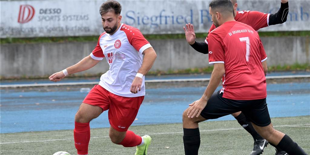 Arda Celebi (l., im Zweikampf mit Brambauers Burak Görgün) sorgte für die Führung für den BV Lünen.