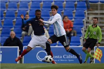 Argentinien setzt auf seine Hoffnungen auf Leonardo Balerdi (r.).