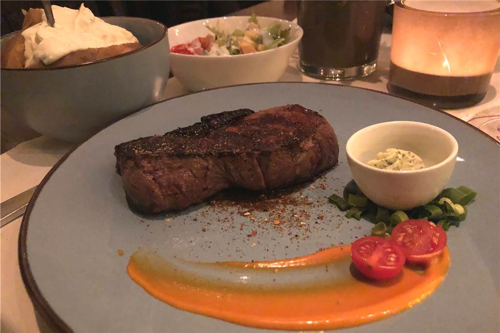 Wer Drebber‘s kennenlernen will, sollte seinen Besuch verschieben Argentinisches Rumpsteak aus dem 800 Grad Beefer mit Kräuterbutter, Folienkartoffel mir Rahm und Salat vom Büffet