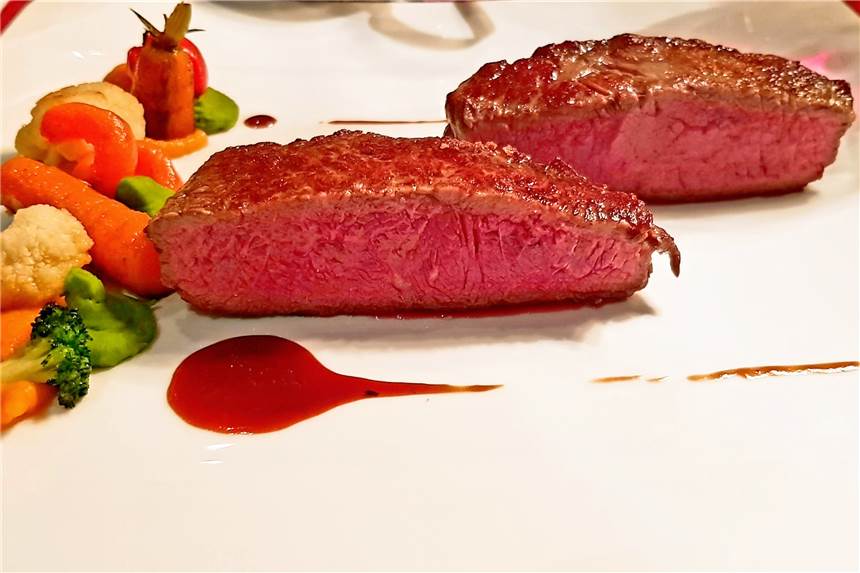 Restaurant-Check im Münsterland: Hier können Sie lecker essen! Argentinisches Rumpsteak aus dem 800 Grad Beefer mit Kräuterbutter, Folienkartoffel mir Rahm und Salat vom Büffet