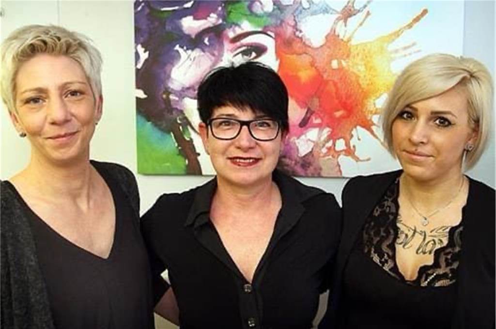 Hunderte Anfragen und Preiserhöhungen - Frisöre nach der Corona-Auszeit Ariane Vasiliou (M.) und ihr Team wollen vorerst auch montags arbeiten, damit alle Kunden schnell einen Termin bekommen.