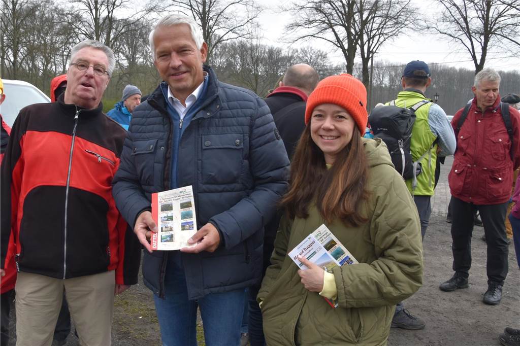 Neuer Wanderweg mit Startpunkt Olfen: Rundweg Rönhagener Heide jetzt eröffnet Aribert Grytzan von den Haard-Trappern (v.l.), Bürgermeister Wilhelm Sendermann und Eva Beckmann von der Stadt Olfen stellen den neuen Wanderweg vor.