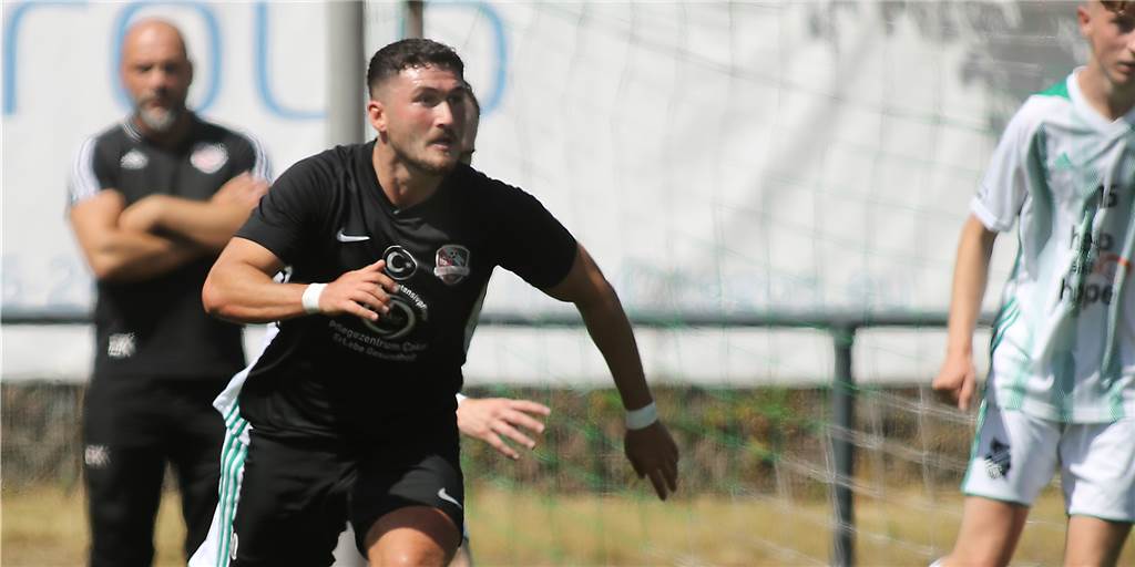 Arif Et ist nun ein Spieler des BSV Schüren – der Klub muss sich aber gedulden Arif Et, hier noch im Trikot der IG Bönen, sprintet einem Ball hinterher.