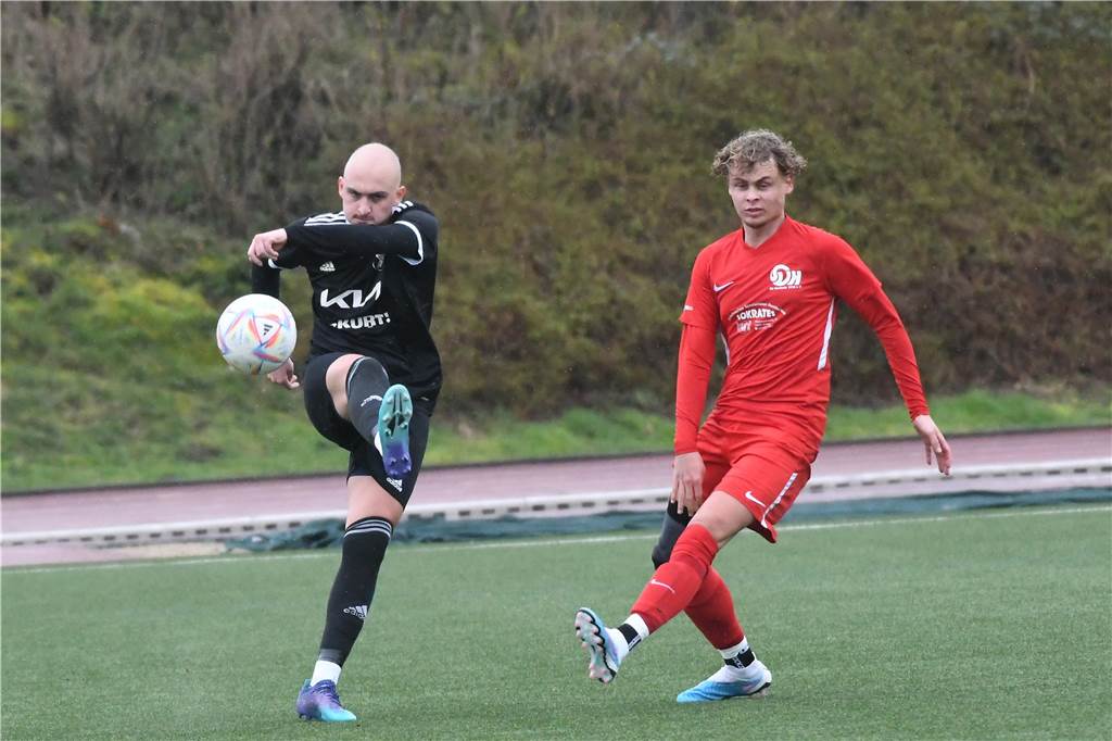 K.F. Sharri holt zwei Bezirksliga-Spieler: Einer kommt aus Waltrop, einer aus Schwerin Arion Ajruli schlägt den Ball weg
