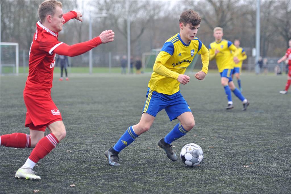 Vorwärts Epe holt Oberligaspieler von der SpVgg Vreden Arjan Kraushaar (r.), hier im Einsatz für die SpVgg Vreden II in der Bezirksliga, schließt sich im Sommer Vorwärts Epe an.