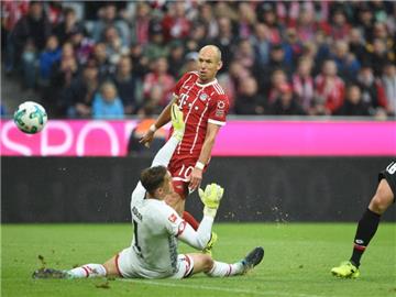 Arjen Robben hebt den Ball über Torwart Rene Adler hinweg ins Mainzer Netz. Foto: Andreas Gebert