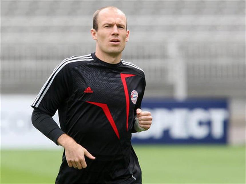 Abwehr-Alarm: Bayern erwarten «heißen Tanz» Arjen Robben lässt das Training in Lyon locker angehen.