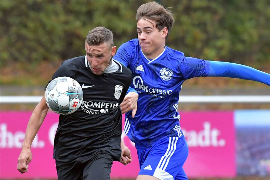 BVB-Spieler wird eingewechselt und trifft fünf Minuten später – trotz Innenmeniskusriss Arkadij Dannhauer (l.) und der BV Brambauer halten Kontakt zur Spitzengruppe.