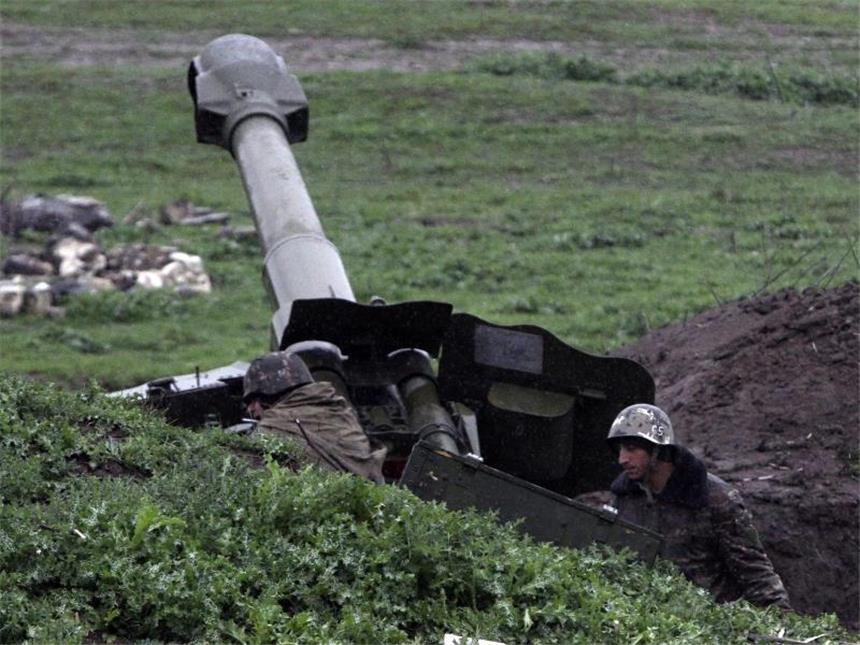 Nach tagelangen Kämpfen Waffenruhe im Südkaukasus vereinbart Armenische Soldaten vor einem Flaggeschütz. Aserbaidschan wirft Armenien vor, die Region Berg-Karabach und angrenzende Gebiete seit einem Krieg Anfang der 1990er Jahre besetzt zu halten. Foto: Vahram Baghdasaryan