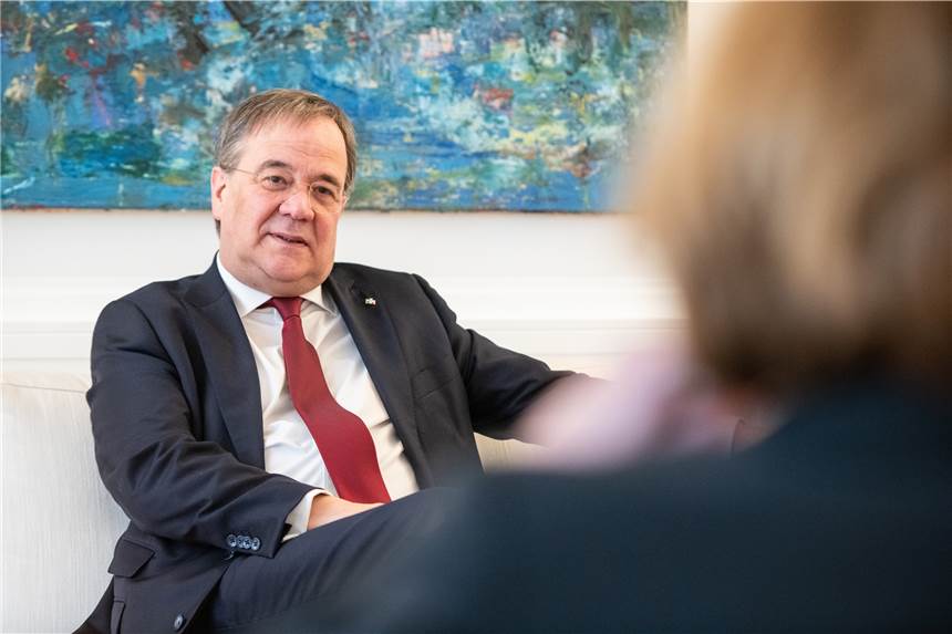 Laschet spricht sich gegen „Corona-Steuer“ für Reuche aus Armin Laschet (CDU), Ministerpräsident von Nordrhein-Westfalen, während eines dpa-Interviews auf einer Couch in seinem Büro.