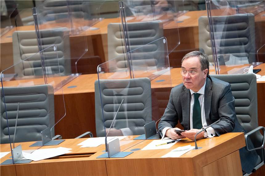 Umstrittene Schauspieler-Aktion #allesdichtmachen löst hitzige Landtagsdebatte aus Armin Laschet (CDU), Ministerpräsident von Nordrhein-Westfalen, verfolgt die Sitzung des Landtages. Der nordrhein-westfälische Landtag setzt sich in einer Aktuellen Stunde mit dem Thema Meinungsfreiheit auseinander. Anlass ist die umstrittene Schauspieler-Aktion #allesdichtmachen.