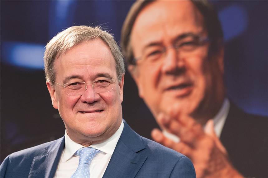 Laschet rechnet mit knapper Wahl Armin Laschet, Kanzlerkandidat der Union und Vorsitzender der CDU, spricht im Festzelt eines Schützenvereins im Rahmen seiner Wahlkampftour.