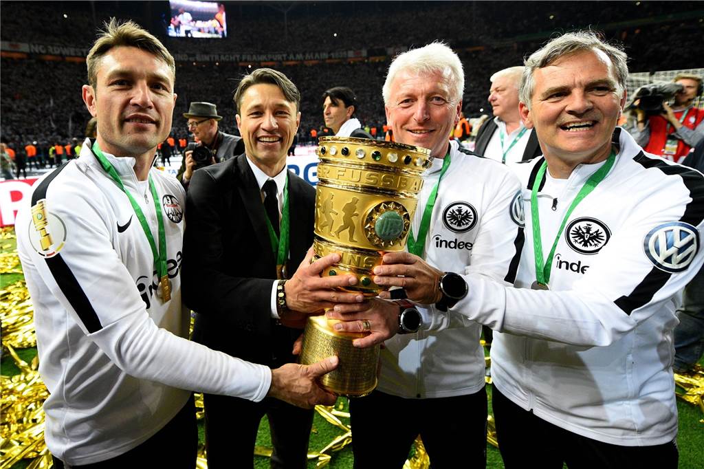 BVB fahndet nach Hermann-Nachfolger: „Kind des Ruhrgebiets“ ein Top-Kandidat Armin Reutershahn hält den DFB-Pokal.