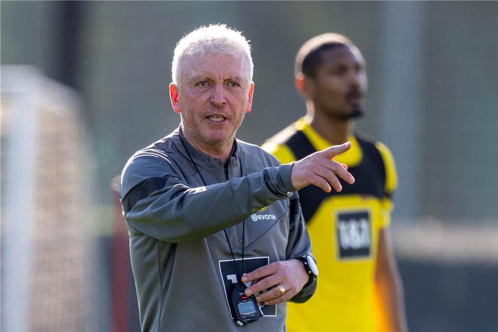 BVB bestätigt: Nuri Sahin und Sven Bender neue Co-Trainer: Entscheidung hat Auswirkungen Armin Reutershahn streckt den linken Zeigefinger aus.