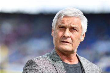 Armin Veh richtet den Blick nach vorn, auf den schnellen Wiederaufstieg mit dem 1. FC Köln. Foto: Uwe Anspach