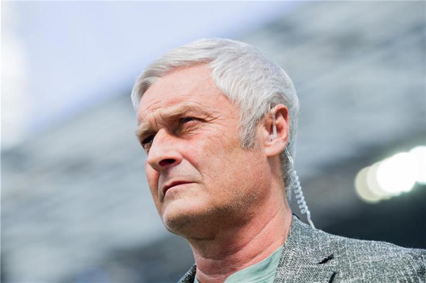 Veh prophezeiht: „Vereine werden hart arbeiten müssen“ Armin Veh vor dem Spiel. Foto: Rolf Vennenbernd/Archiv
