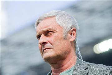 Armin Veh vor dem Spiel. Foto: Rolf Vennenbernd/Archiv