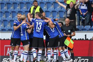 Arminia Bielefeld feiert einen knappen 2:1-Heimsieg über Dynamo Dresden. Foto: Friso Gentsch