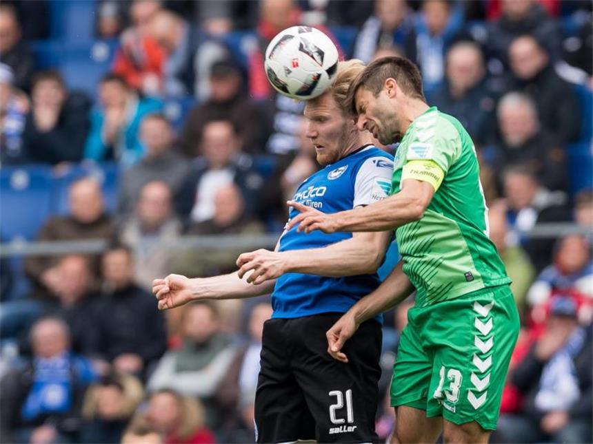 Bielefeld verpasst Heimsieg - Ausgleich in der Nachspielzeit Arminia Bielefeld und die SpVgg Greuther Fürth trennten sich 1:1. Foto: Guido Kirchner