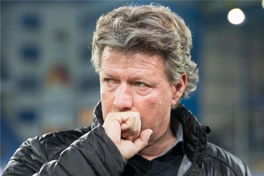 Unsportliches Verhalten: 3000 Euro Strafe für Coach Saibene Arminia Bielefelds Zweitligatrainer Jeff Saibene. Foto: Guido Kirchner/Archiv