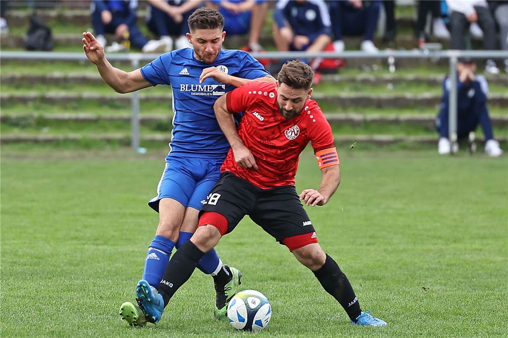 Auf einen Blick : Alle Partien und Ergebnisse des 16. Spieltages Arminia Ickern (rote Hemden) ist gegen den RSV Holthausen am Ball.