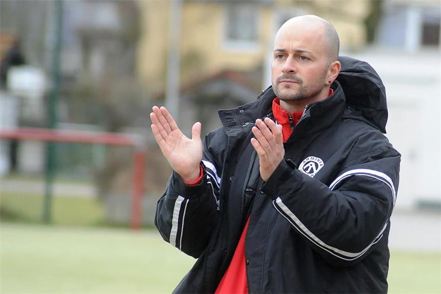 Arminen-Trainer spart Geld für Merklinder Bierkiste Arminia Ickerns Trainer Patrick Stich steht mit seiner Mannschaft auf Platz eins der Herner Fußball-Kreisliga 1.