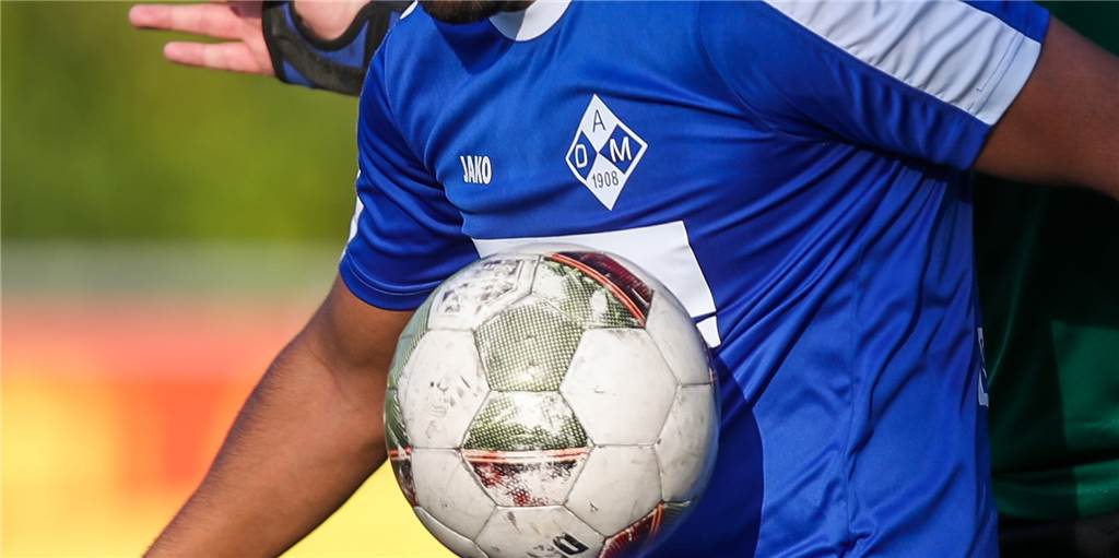 Arminia Marten bekommt neues Personal – eine Sache will der A-Ligist unbedingt verhindern Ein Spieler von Arminia Marten stoppt den Ball mit der Brust.