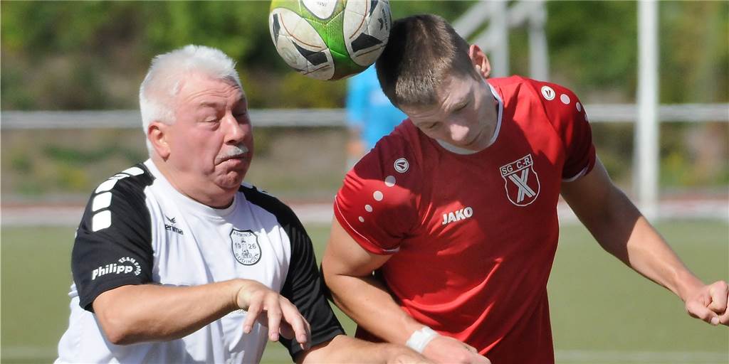 Traditionsverein Arminia Sodingen verschwindet von der Landkarte unseres Fußballkreises Arminia Sodingen, hier mit dem bisherigen Trainer Thomas Beck (l) im Spiel bei der SG Castrop, hat sich vom Spielbetrieb der Saison 2022/23 zurückgezogen.