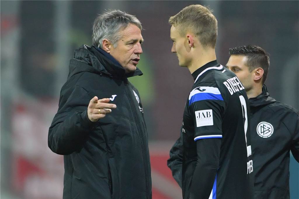 Amos Pieper: „Auch die zweite Liga in Deutschland ist eine sehr harte Liga“ Arminia-Trainer Uwe Neuhaus im Gespräch mit Amos Pieper vor seinem Zweitliga-Debüt