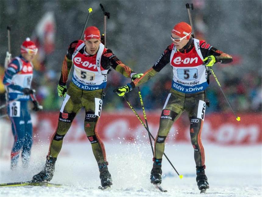 Deutsche Staffel in Ruhpolding Fünfte - Norwegen siegt Arnd Peiffer (l) hat nach dem Patzer von Johannes Kühn Zeit gutgemacht und übergibt an Benedikt Doll. Foto: Matthias Balk