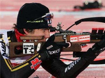 Arnd Pfeiffer zielt beim Biathlon-Weltcup in Oberhof im Staffelwettkampf der Männer am Schießstand.
