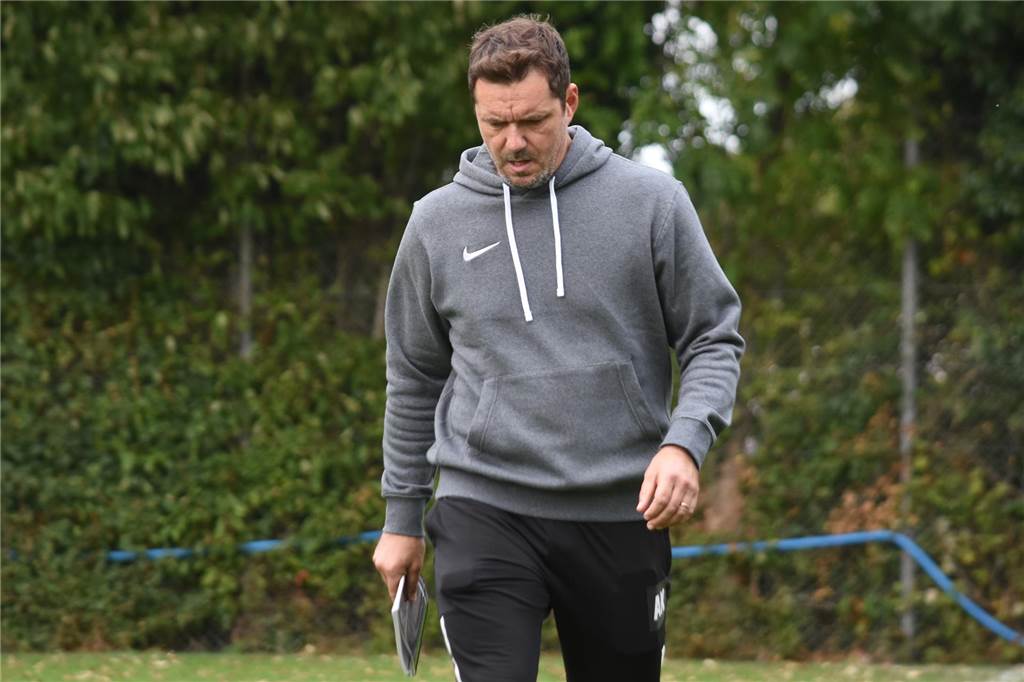 Trainerkarussell ist richtig in Schwung: Langschedes Coach wechselt zum Königsborner SV Fußballtrainer Arndt Kempel läuft die Seitenlinie entlang.