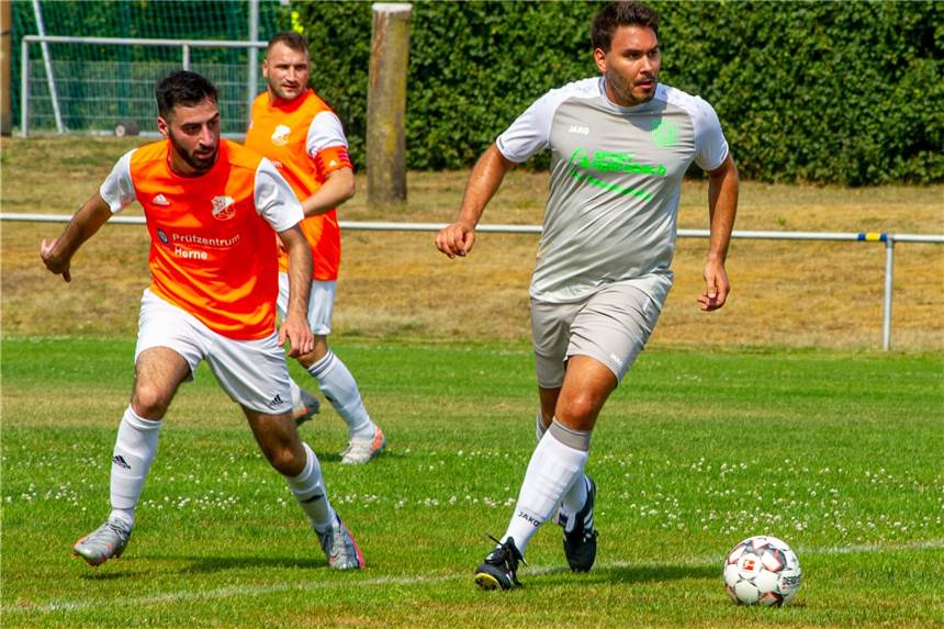 Kreisliga-Staffeleinteilung: Vier Halterner Teams landen in einer Staffel Arne Feldmann (r.) und der SV Bossendorf wissen nun endlich, auf welche Gegner sie in der neuen Saison treffen.