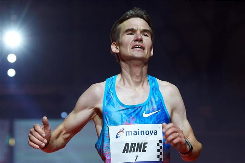 Comeback im zweiten Anlauf: Gabius Sechster in Frankfurt Arne Gabius läuft beim Frankfurt Marathon als Sechster ins Ziel und erringt den Titel des Deutschen Meisters. Foto: Thomas Frey