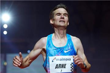 Arne Gabius läuft beim Frankfurt Marathon als Sechster ins Ziel und erringt den Titel des Deutschen Meisters. Foto: Thomas Frey