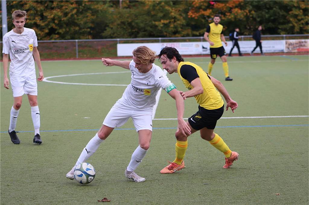 Trotz eindeutiger Vorzeichen: Westfalia Wethmar II besiegt harmlose Gäste aus Langschede Arne Neuhäuser (am Ball) legte das 2:0 für Westfalia Wethmar II auf und traf anschließend selber.