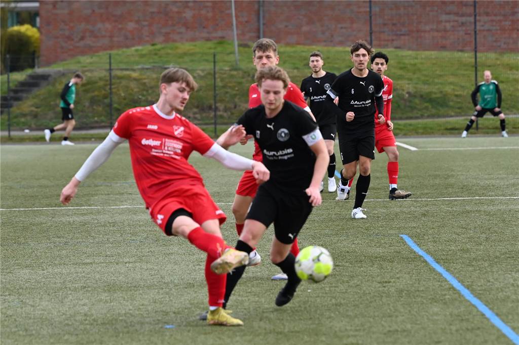 Westfalia Wethmar gewinnt die Generalprobe gegen FC Overberge Marcel Helmich und Arne Neuhäuser im Zweikampf.