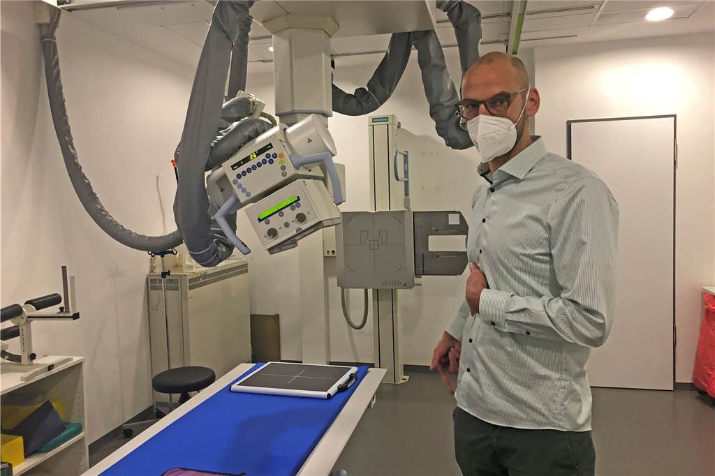 Radiologie im Rochus-Hospital: Modernes CT hilft bei Covid-Diagnostik Arne Scheffer kann in seiner Praxis auf alle wichtigen bildgebenden Verfahren zurückgreifen, hier steht er im Röntgenraum.