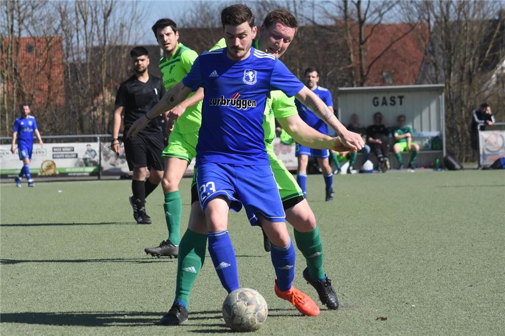 Heeren-Trainer Volkmer mit Saison zufrieden: Trotzdem ärgert ihn ein Thema Arne Volkmer schirmt den Ball vor einem Gegenspieler ab.