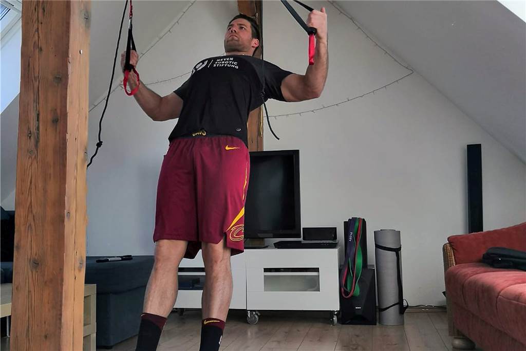 Arne Wellner, Spielertrainer der Holzpfosten-Basketballer, trainiert zurzeit auf dem Dachboden.