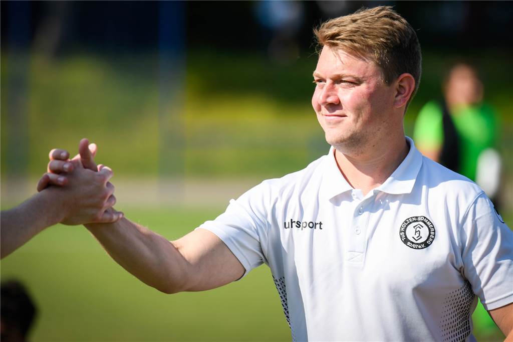 TuS Holzen-Sommerberg dreht Rückstand in wenigen Minuten und darf weiter träumen Arne Werner bejubelte den nächsten Sieg des TuS Holzen-Sommerberg.