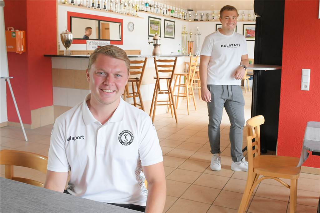 Massenandrang im Dortmunder Süden: 90 Spieler für drei Mannschaften Arne Werner (li.), Trainer der ersten Mannschaft, und Phillip Stricker sind zwei junge und engagierte Kräfte, die die Saisonplanungen der Fußballer des TuS Holzen-Sommerberg vorantreiben.