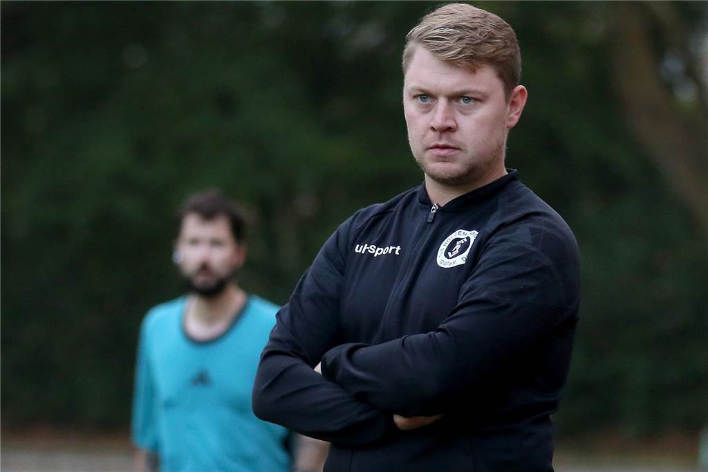 Neuzugang für TuS Holzen-Sommerberg: „Sind die Gejagten - aber wir können schnell laufen“ Der Trainer des TuS Holzen-Sommerberg am Spielfeldrand.