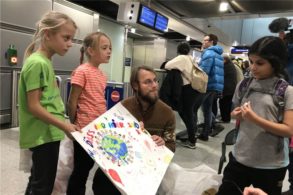 Tränen im Flughafen-Terminal: Große Freude bei Rückkehr aus Bangladesch Arnina ist aus Bangladesch wieder zurück in Schwerte