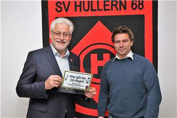 Arno Kuhlmann (l.) ist seit vielen Jahren einer der wichtigsten Männer beim SV Hullern.