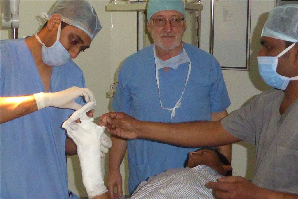 Vredener Dr. Arnulf Lehmköster (71) erhält Landesverdienstorden Arnulf Lehmköster (M) bei OP in Indien. Mit seinem Team ist er schon viel rumgekommen. Aktuell liegt der Schwerpunkt auf Afrika.