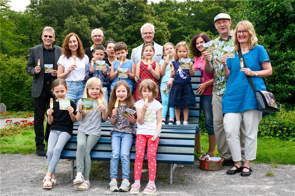 Der Dortmunder Hauptfriedhof wird 100 – und beschenkt kleine Besucher Arnulf Rybicki (Dezernent Bauen und Infrastruktur, links), Ulrich Heynen (stellvertr. Betriebsleiter Friedhöfe Dortmund, 3. v.l.), Ralf Dallmann (Leiter Friedhöfe Dortmund, Mitte), Birgitta Nicolas und Thorsten Trelenberg (1. und 2. v. r.) mit Kindern und Betreuerinnen der AWO-Kita Auf dem Hohwart.