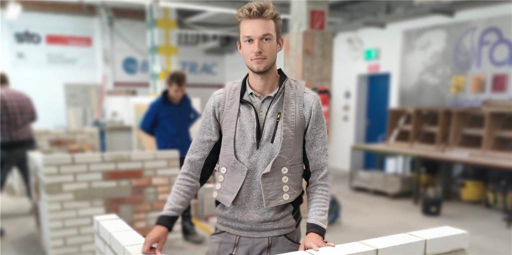 Maurergeselle Aaron Schröder und seine Leidenschaft für „Handarbeit“ Aron Schröder aus Asbeck und seine 1,80 Meter hohe Mauer, mit der er beim Landeswettbewerb antritt.
