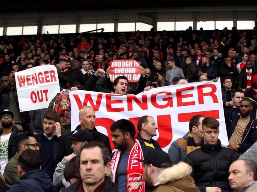 Remis im Topspiel - Wenger droht der Totalschaden Arsenal-Fans protestieren mit "Wenger out"-Transparenten gegen den Trainer. Foto: Nick Potts